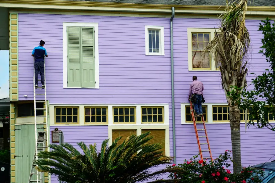 Schilders aan het werk aan de gevel van een huis