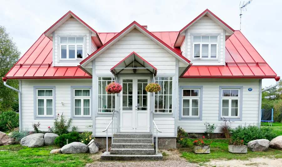 Wit huis met strak geschilderde kozijnen