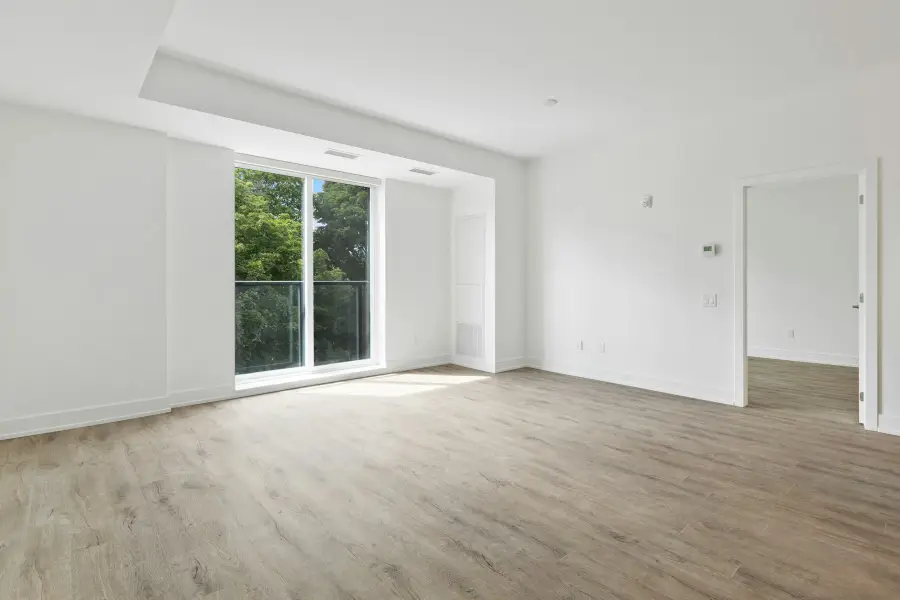 Lege, frisgeschilderde kamer